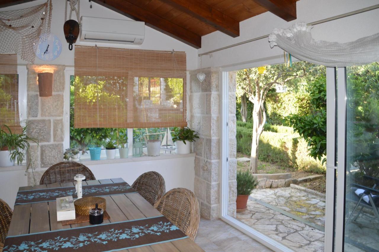 Issa Holiday Home - 3 Min Walk To Beach Kaštela Extérieur photo