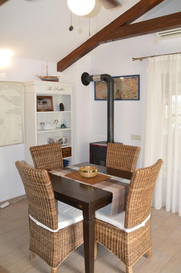 Issa Holiday Home - 3 Min Walk To Beach Kaštela Extérieur photo