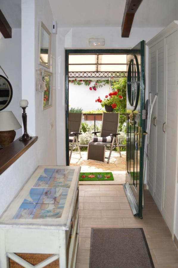Issa Holiday Home - 3 Min Walk To Beach Kaštela Extérieur photo