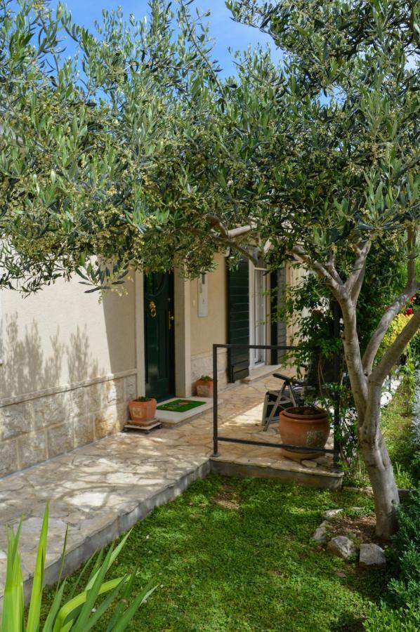 Issa Holiday Home - 3 Min Walk To Beach Kaštela Extérieur photo