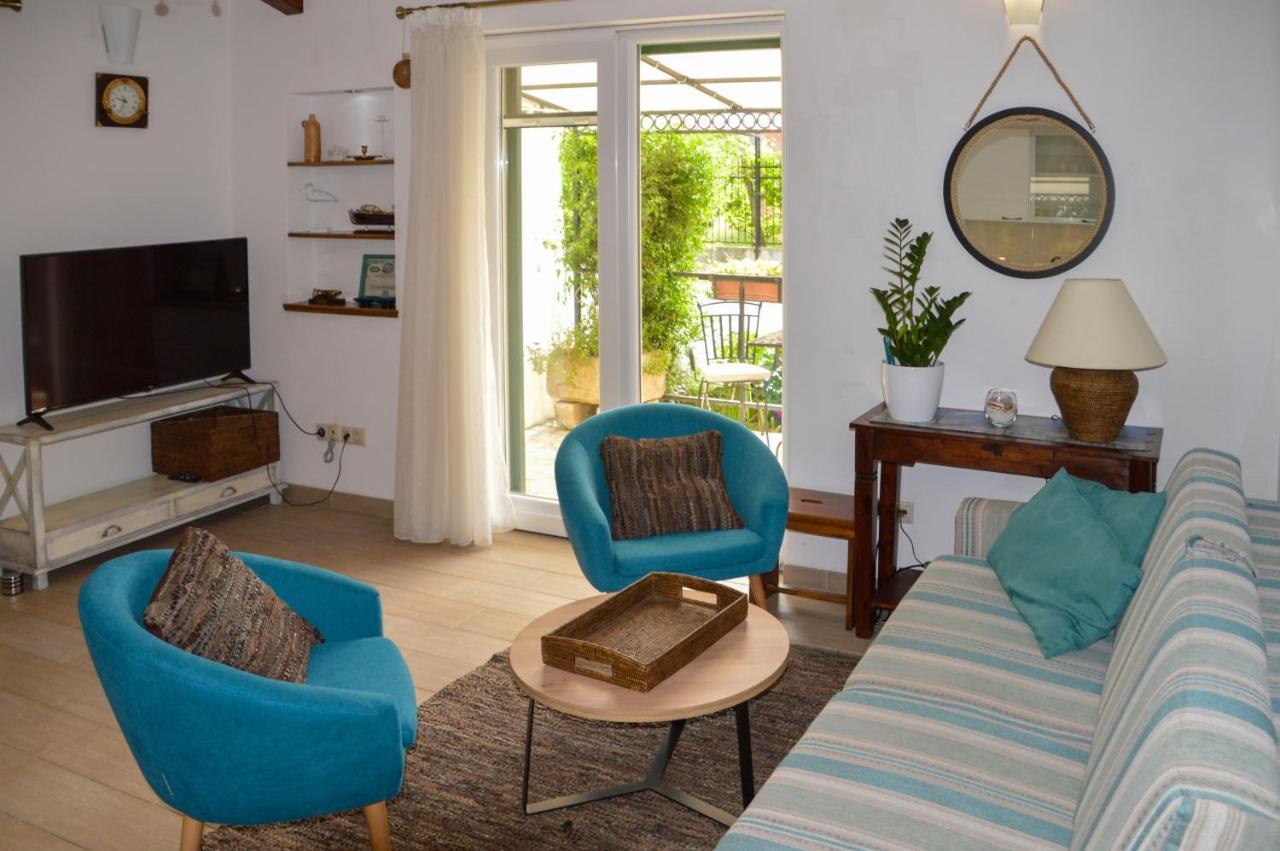 Issa Holiday Home - 3 Min Walk To Beach Kaštela Extérieur photo