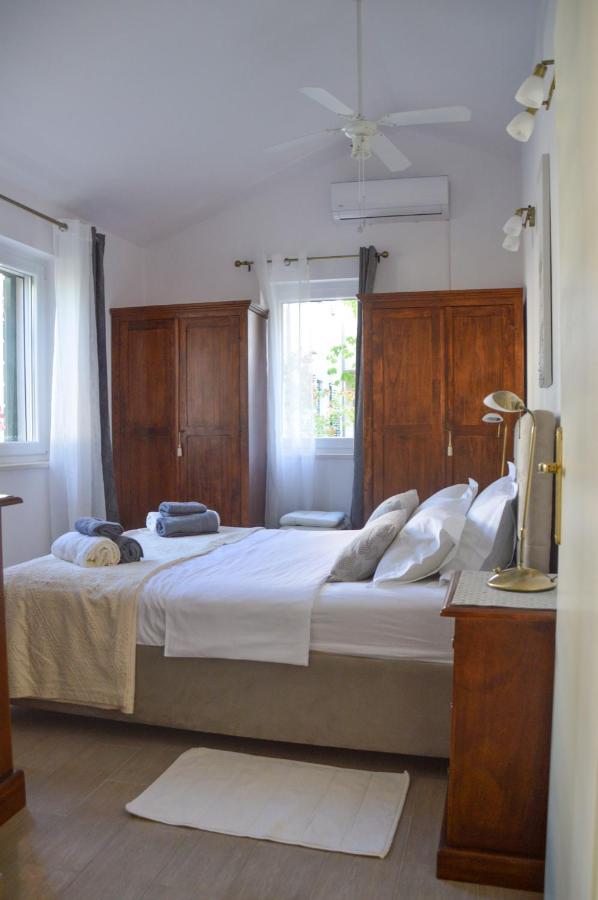 Issa Holiday Home - 3 Min Walk To Beach Kaštela Extérieur photo