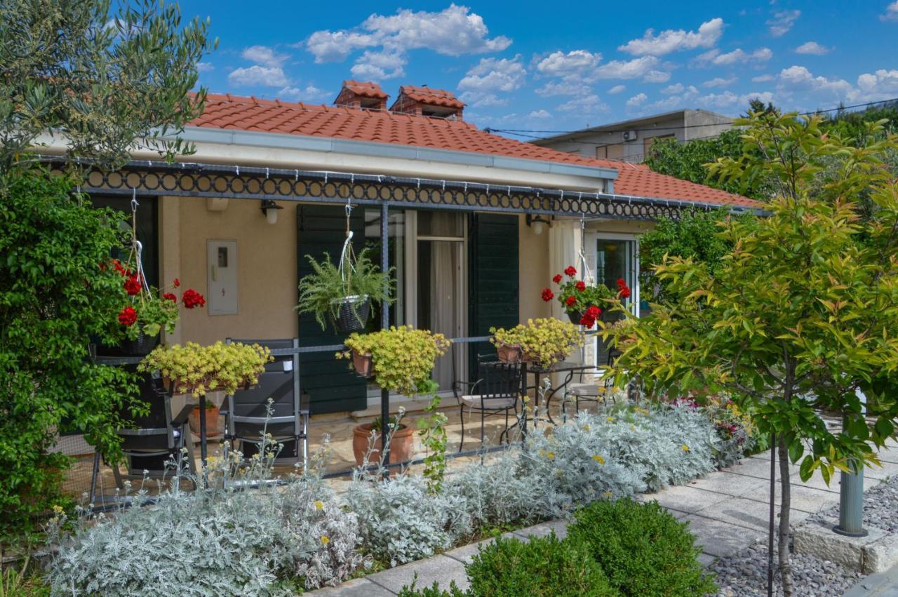 Issa Holiday Home - 3 Min Walk To Beach Kaštela Extérieur photo
