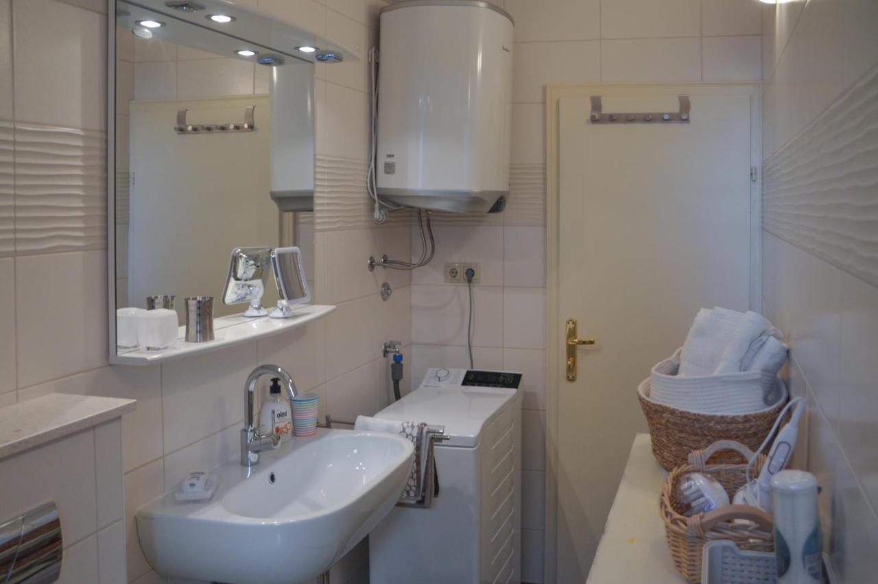 Issa Holiday Home - 3 Min Walk To Beach Kaštela Extérieur photo
