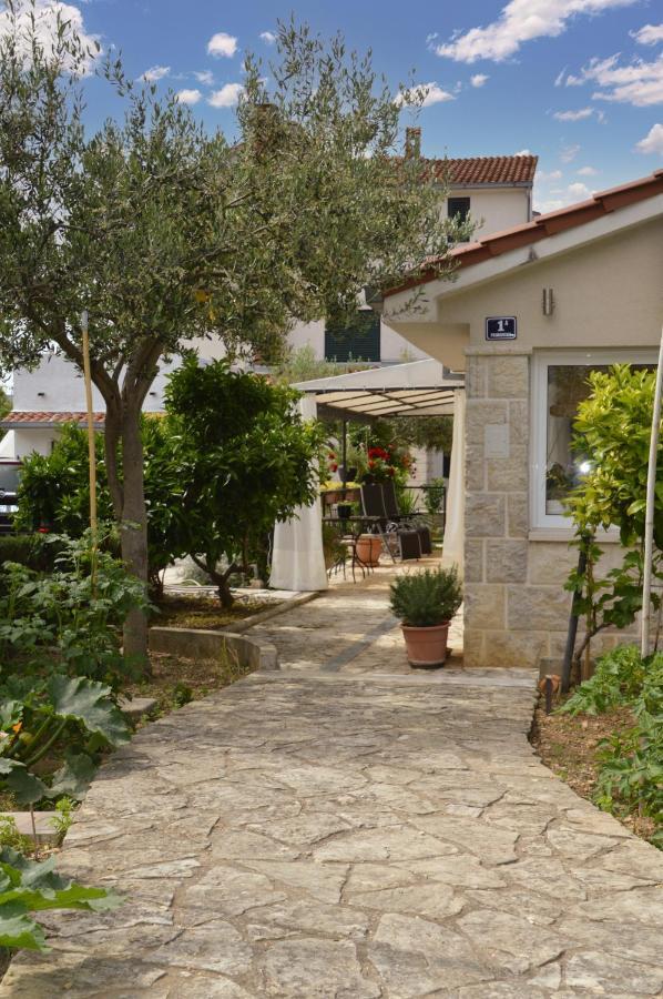 Issa Holiday Home - 3 Min Walk To Beach Kaštela Extérieur photo